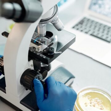 Researcher-analyzing-biological-samples-under-a-microscope-in-a-laboratory.jpg